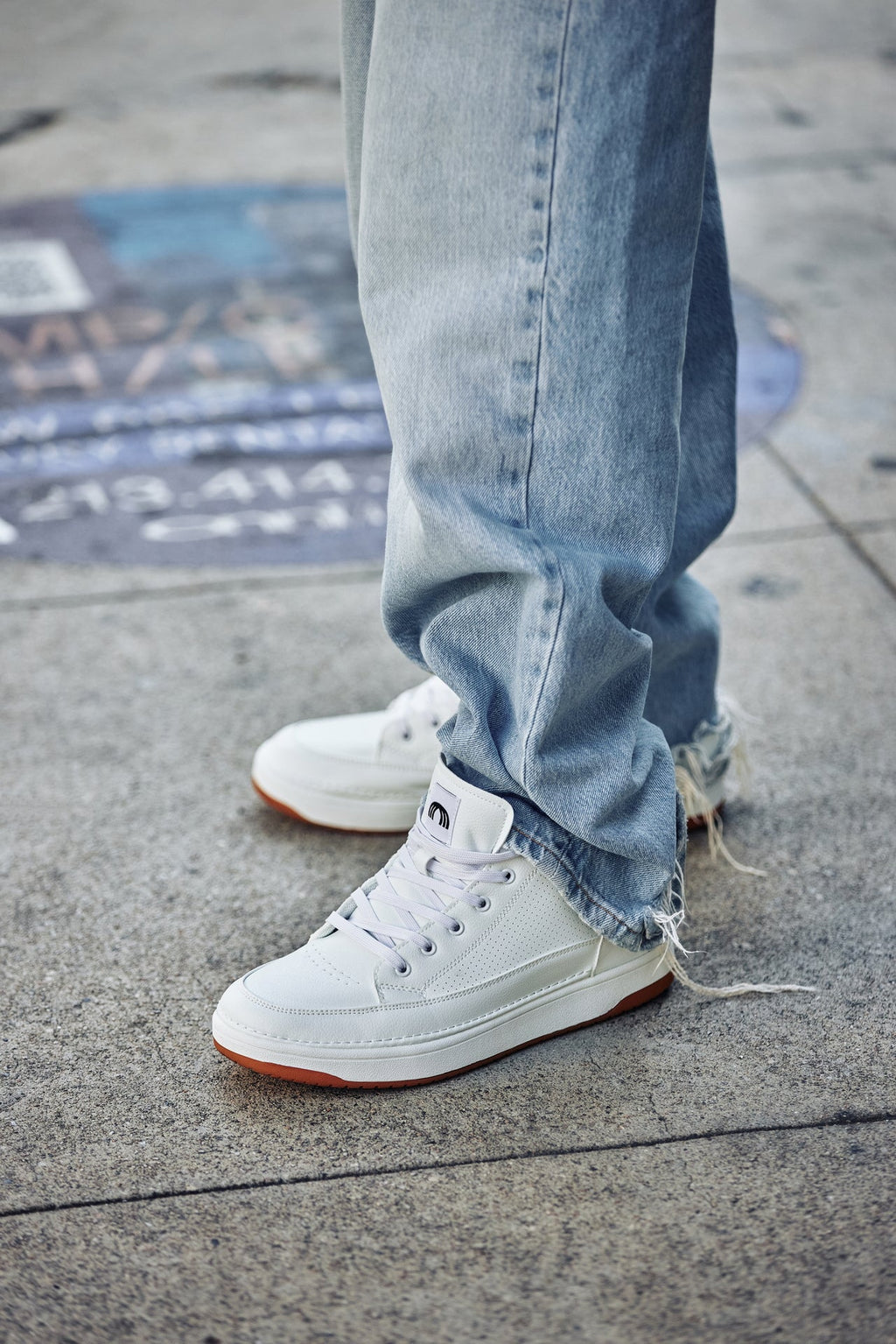 Men's White & Gum Sole Elevated Leatherette Micro-Perforated Sneakers Q272